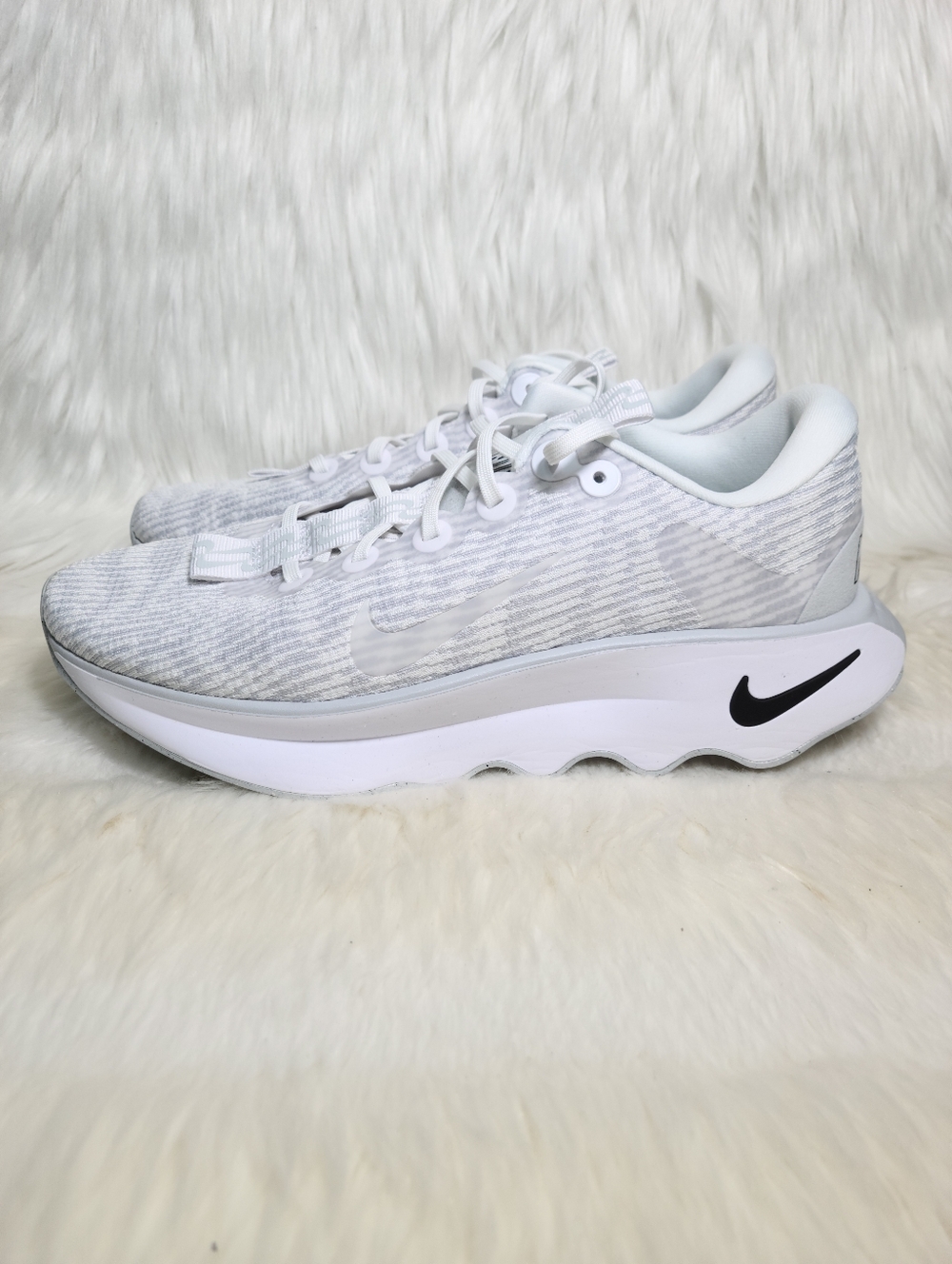 Nike Motiva White Pure Platinum Men 8.5 Women 10 NEW - Picture 4 of 7